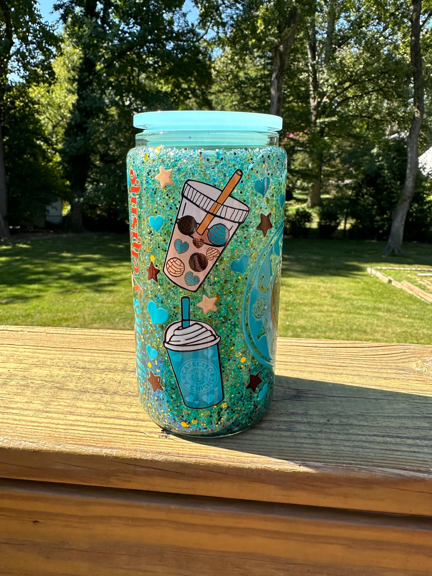 Cafecito & Chisme glass glitter cup